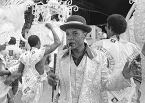 Lá vem a bateria da Mocidade