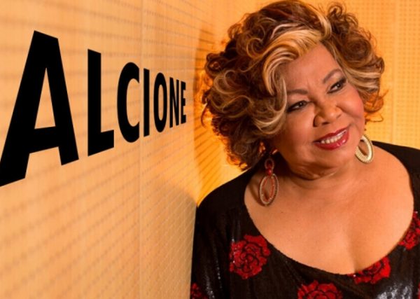 Pelo telefone: Alcione pede ‘Fósforo queimado’