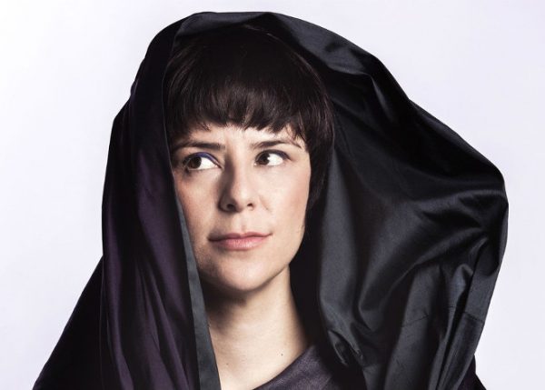 Pelo telefone: Fernanda Takai pede ‘Por causa de você’