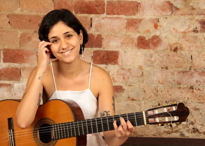 Luísa Lacerda, voz e violão